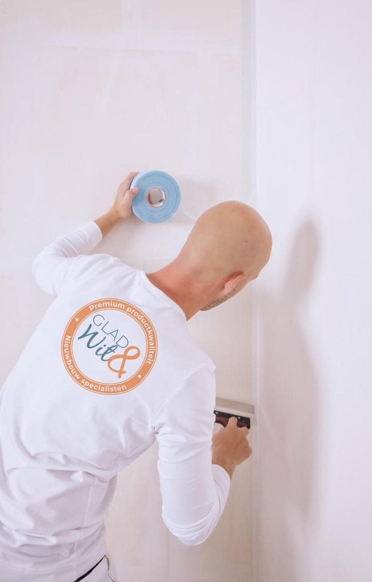 Glad&Wit specialist werkt een wand af